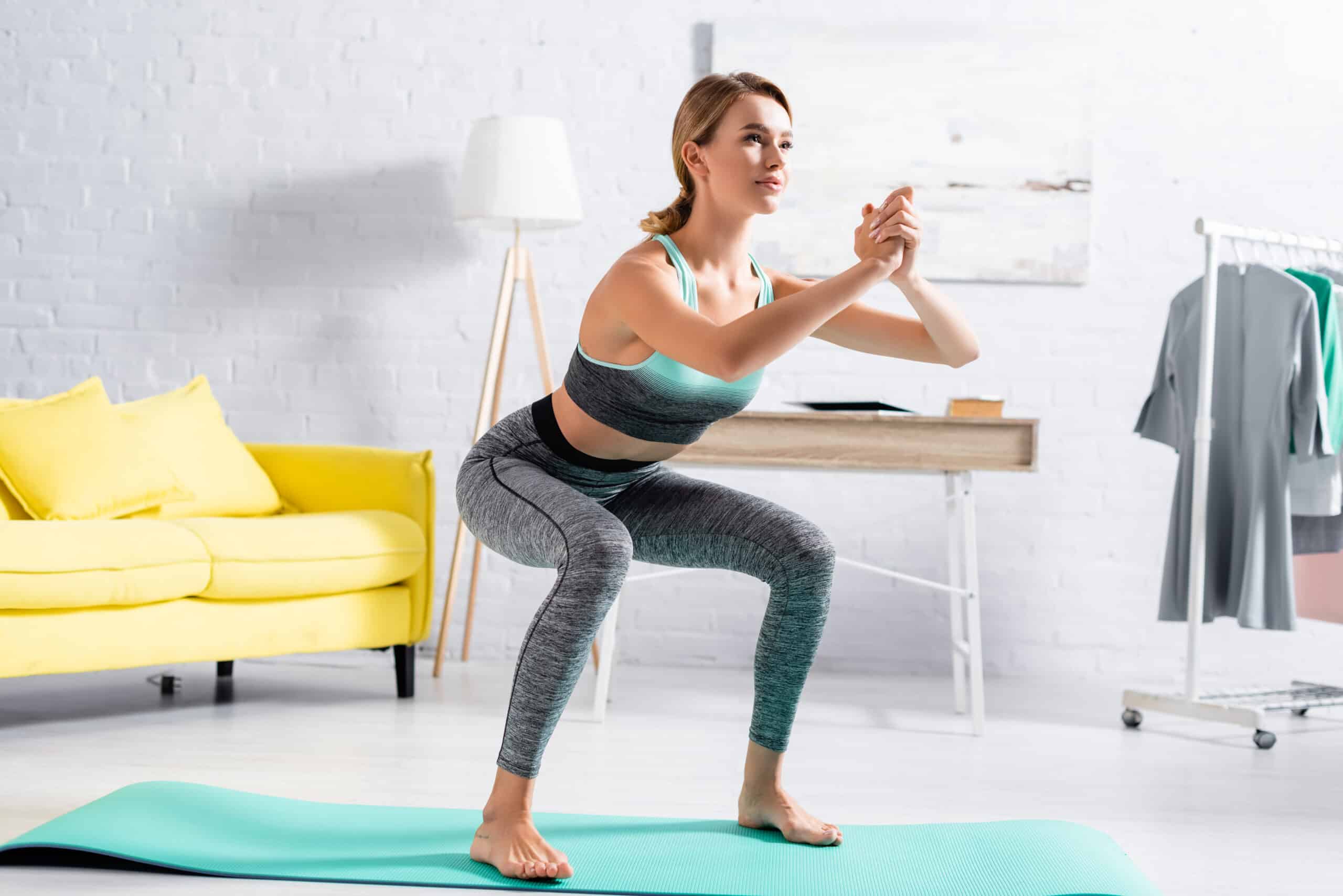 Lo squat rafforza la stabilità e la forza delle gambe .