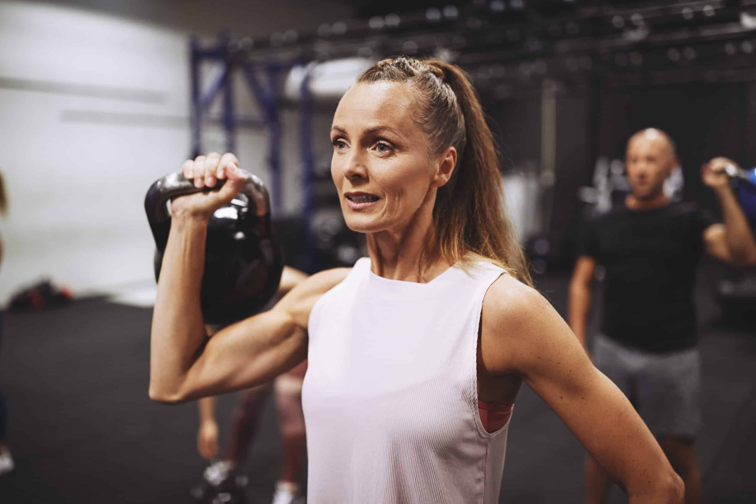 5 vantaggi dell'allenamento con i pesi dopo i 50 anni.