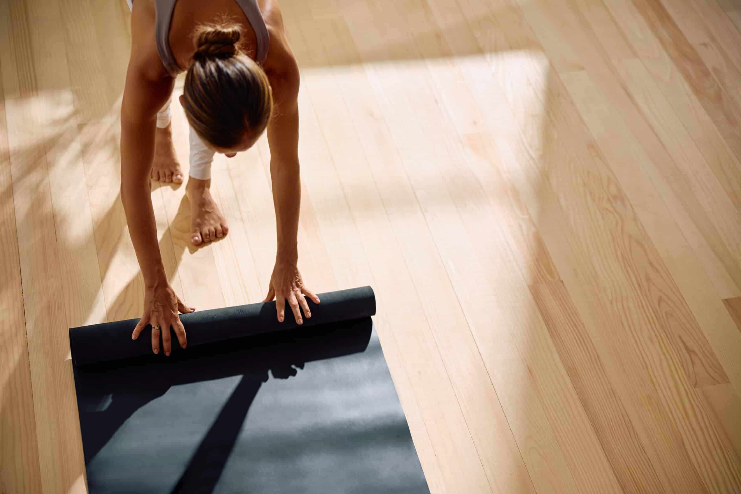 Crea uno spazio confortevole per lo yoga a casa tua.